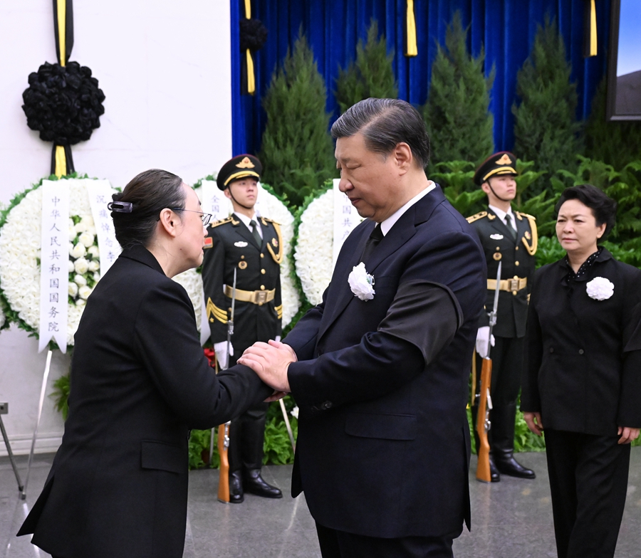 11月2日，李克強同志遺體在北京八寶山革命公墓火化。習近平、李強、趙樂際、王滬寧、蔡奇、丁薛祥、李希、韓正等前往八寶山送別，胡錦濤送花圈表示哀悼。這是習近平與李克強親屬握手，表示深切慰問。 新華社記者 謝環馳 攝