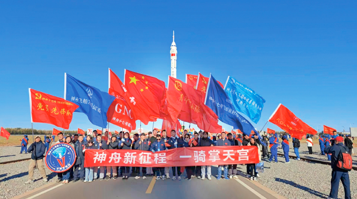 2023年10月19日，航天科技集團神舟十七號任務試驗隊員送“神箭”出征。