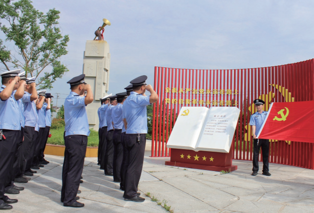 > 2023年6月29日，江蘇省海安市公安局城西派出所、交警高新區中隊黨員民警在廉 政教育基地重溫入黨誓詞。