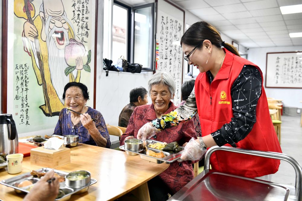 在山東省乳山市城區街道騰甲莊村幸福食堂，志愿者為老人們配送午餐（2023年6月24日攝）。新華社記者 郭緒雷 攝