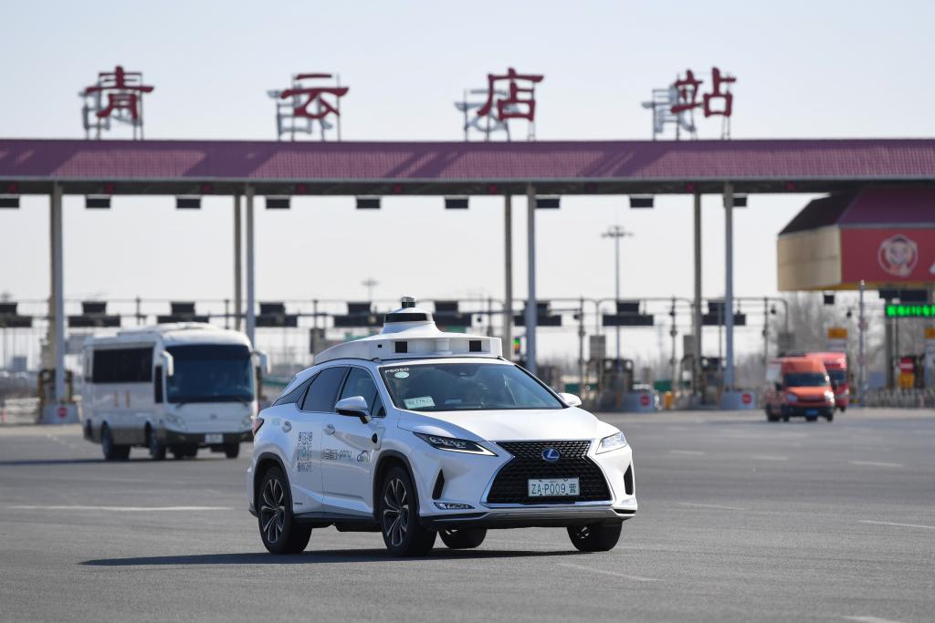 一輛自動駕駛車行駛在北京大興國際機場到亦莊的自動駕駛線路上（2024年3月1日攝）。新華社記者 鞠煥宗 攝